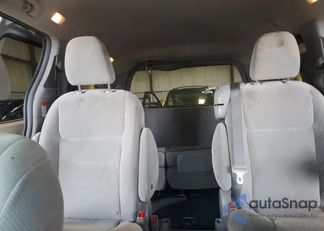 2018 Toyota Sienna Le z USA, uszkodzony, nr VIN 5TDKZ3DC7JS931680